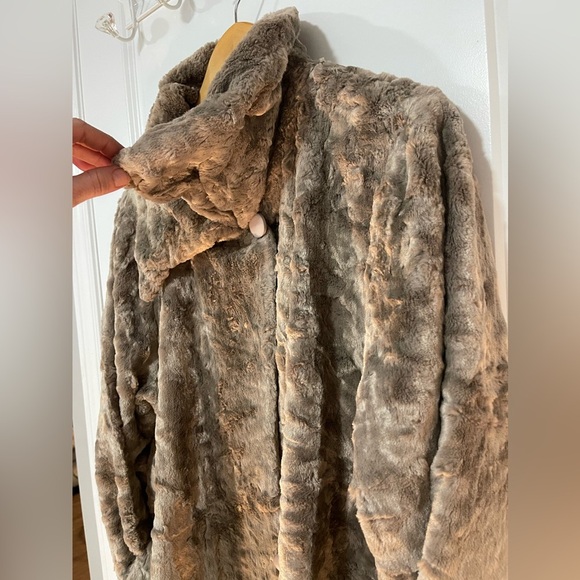 Elegant Faux Fur Long Coat - Picture 4 of 12